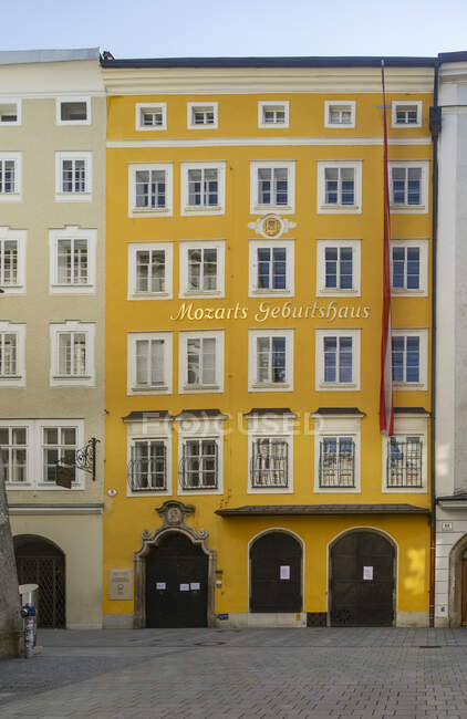 Austria, Salzburg, Mozarts birthplace in Getreidegasse empty amid Coronavirus pandemic — Stock Photo