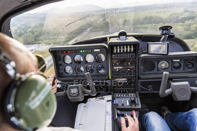 Piloto e co-piloto de navegação avião desportivo, visão traseira — Fotografia de Stock