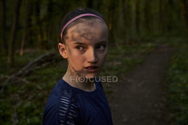 Close-up vista laterale della ragazza guardando lontano nella foresta — Foto stock