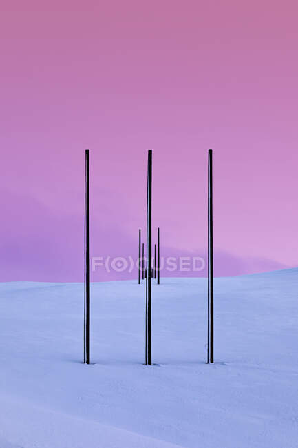 Piloni elettrici nel paesaggio invernale, Tana, Norvegia — Foto stock