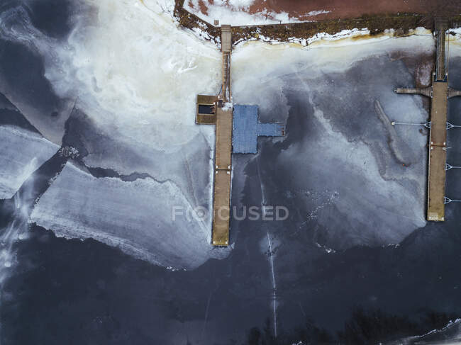 Russia, San Pietroburgo, Sestroretsk, Veduta aerea di due moli sulla riva ghiacciata del Golfo di Finlandia — Foto stock