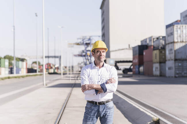Ritratto di uomo d'affari che indossa un casco di sicurezza nel sito industriale — Foto stock