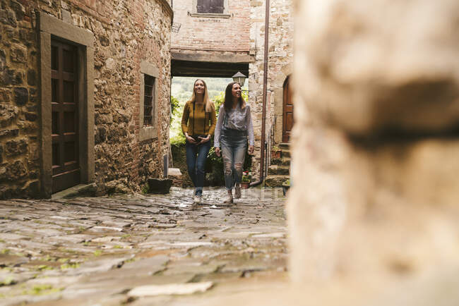 Due giovani donne alla scoperta del pittoresco centro storico, Greve in Chianti, Toscana, Italia — Foto stock