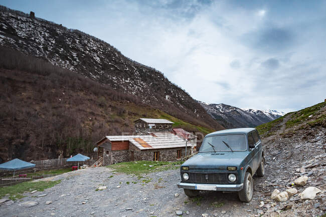 Джорджія, Сванеті, Ушулі, Старий автомобіль, припаркований перед будинком у середньовічному гірському селі. — стокове фото