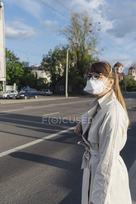 Femme portant un masque facial dans la ville — Photo de stock