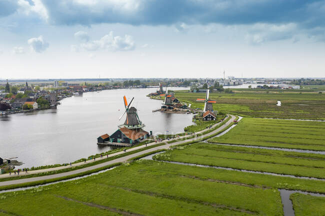 Holanda, Holanda do Norte, Zaandam, Vista aérea de moinhos de vento históricos em Zaanse Schans — Fotografia de Stock