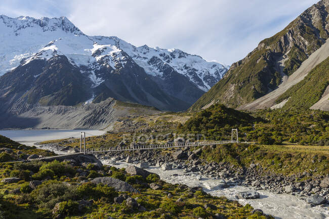 New Zealand, Canterbury, Suspension bridge over Hooker River in Aoraki Mount Cook National Park — Stock Photo