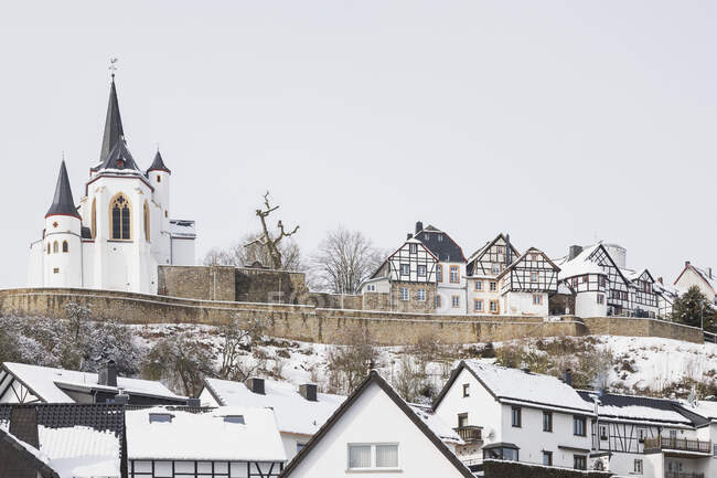 Deutschland, Nordrhein-Westfalen, Reifferscheid, Historisches Dorf im Winter — Stockfoto