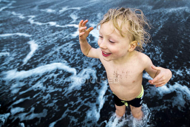 Garçon jouant au bord de mer, Adeje, Tenerife, Îles Canaries, Espagne — Photo de stock