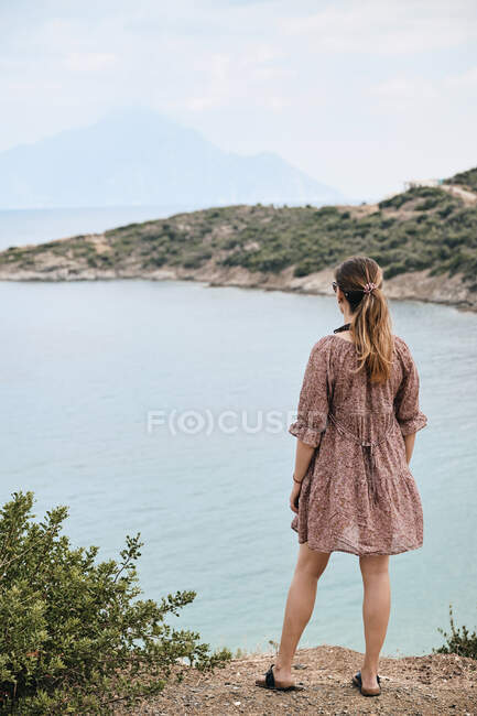 Grecia, Veduta posteriore della donna che guarda il monte Athos attraverso il mare — Foto stock