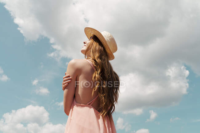 Portrait de femme rousse jouissant de la lumière du soleil — Photo de stock