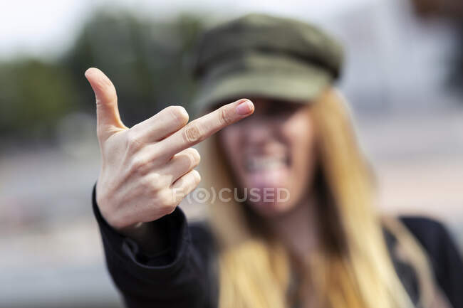 Jeune femme en colère donnant le doigt, gros plan — Photo de stock