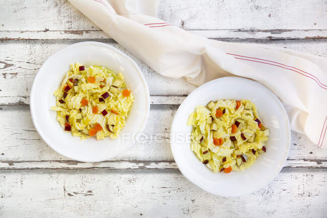 Two plates of winter salad with Chinese cabbage, apples and carrots — Stock Photo