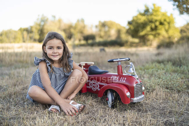 Ritratto di bambina con pedalò in natura — Foto stock