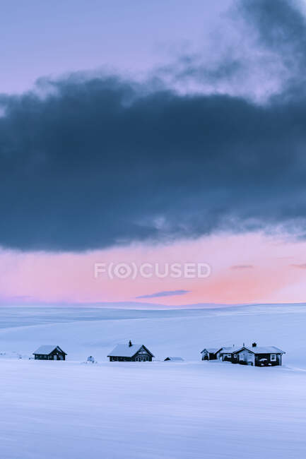 Casas de férias remotas em paisagem de inverno, Tana, Noruega — Fotografia de Stock