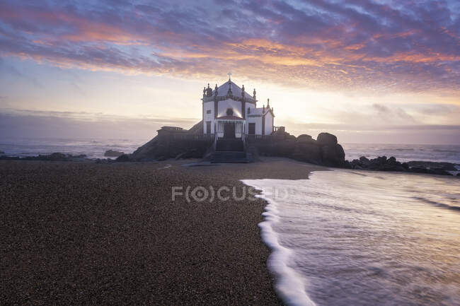 Portogallo, Distretto di Porto, Vila Nova de Gaia, Lunga esposizione di Praia de Miramar e Capela do Senhor da Pedra al tramonto lunatico — Foto stock