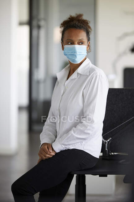 Porträt einer Geschäftsfrau mit hellblauer Schutzmaske — Stockfoto