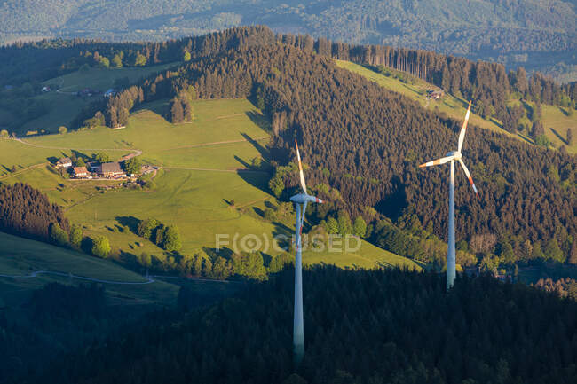 Germania, Baden-Wurttemberg, Parco eolico nella Foresta Nera all'alba — Foto stock