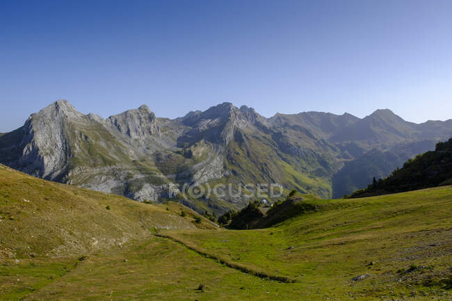Francia, Pirenei-Atlantiques, Laruns, Vista panoramica Ossau Valley in estate — Foto stock