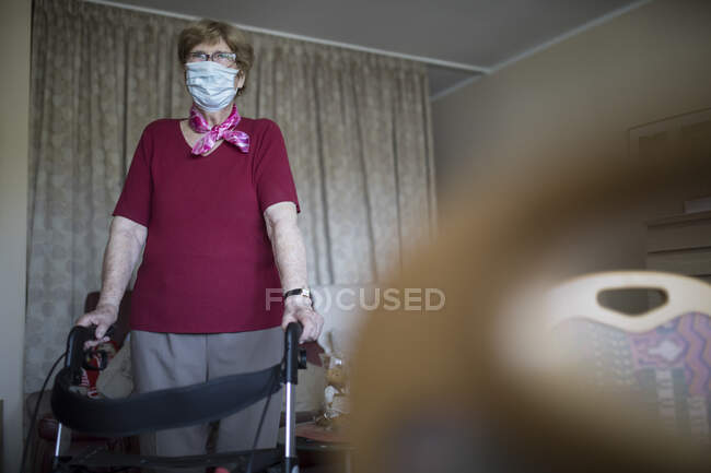 Старшая женщина с инвалидной коляской в квартире, дом престарелых — стоковое фото