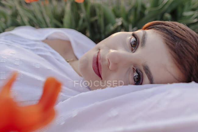 Portrait of smiling woman relaxin g in nature — Stock Photo