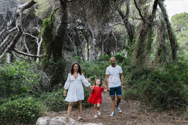Passeggiata in famiglia nel bosco — Foto stock
