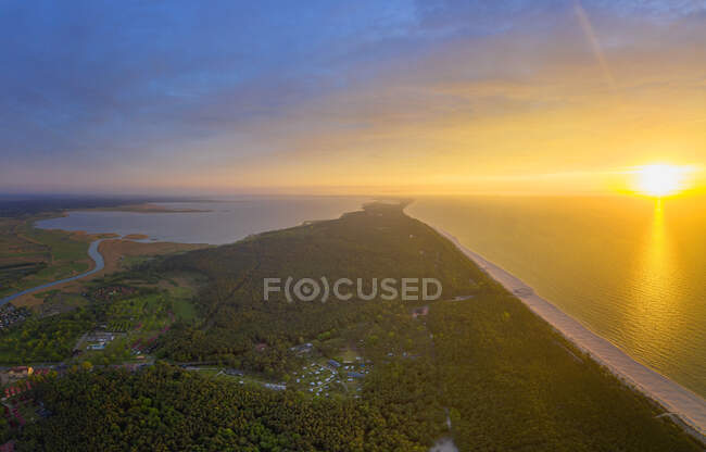 Polonia, Pomerania, Leba, Veduta aerea della costa al Parco nazionale Slowinski al tramonto — Foto stock