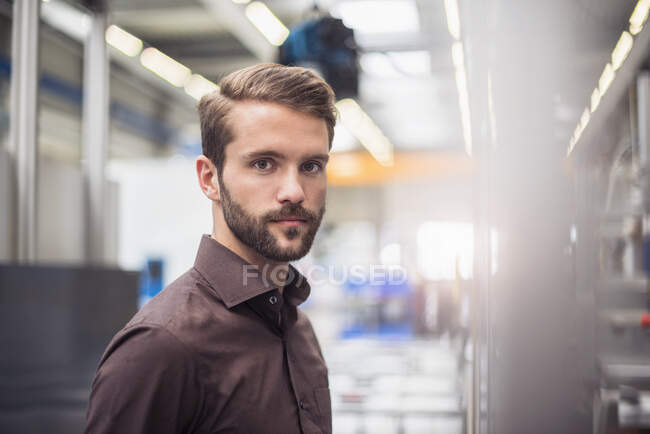 Portrait d'un jeune homme d'affaires confiant dans une usine — Photo de stock