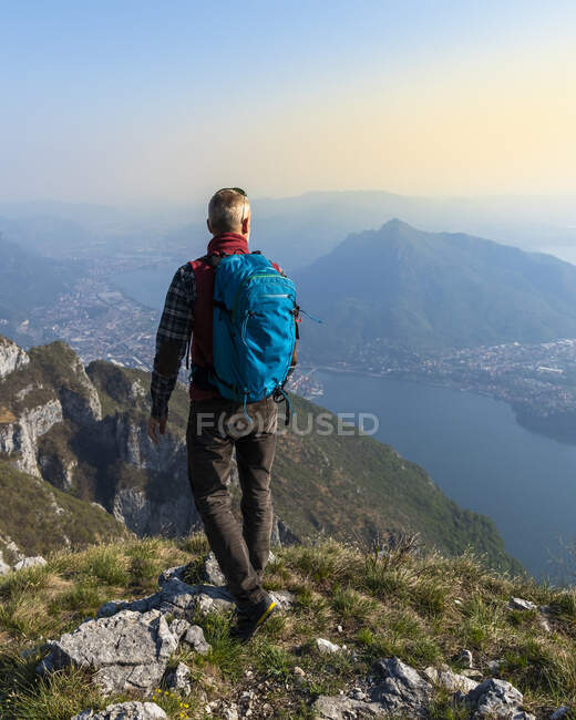 Vista trasera del excursionista en la cima de la montaña, Alpes Orobie, Lecco, Italia - foto de stock