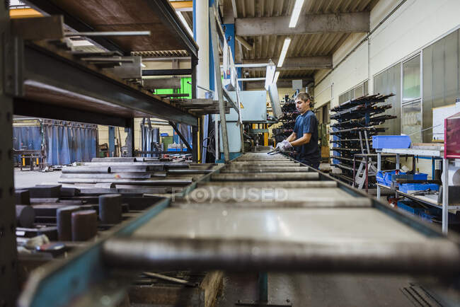 Людина працює над машиною на металообробній фабриці. — стокове фото