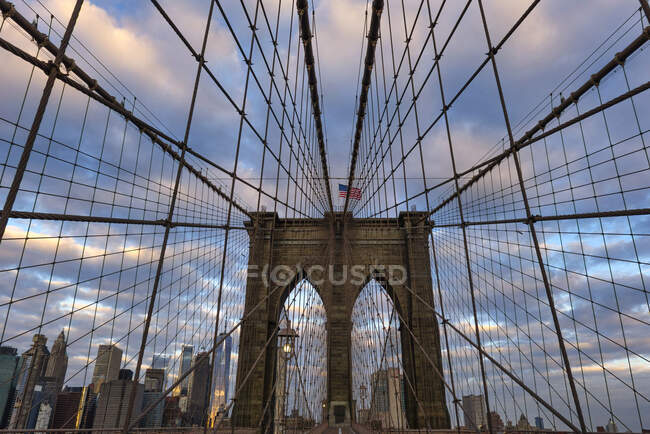 Estados Unidos, Nueva York, Ciudad de Nueva York, Cables of Brooklyn Bridge al amanecer - foto de stock
