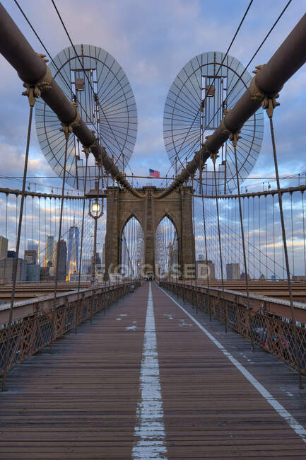 Соединенные Штаты Америки, New York, New York City, Diminishing perspective of Brooklyn Bridge — стоковое фото