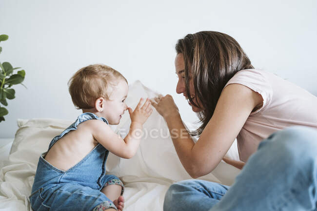 Mere Jouer Avec Bebe Fille A La Maison Confiance Parents Stock Photo