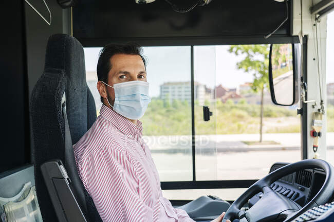 Retrato del conductor maduro de autobús con máscara protectora, España - foto de stock