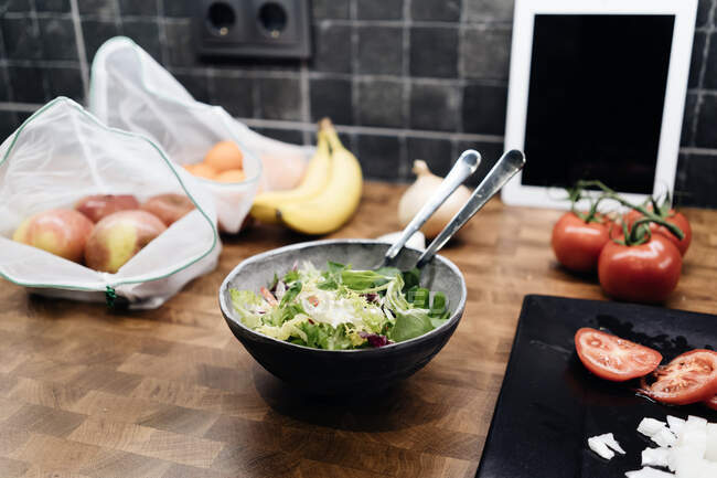 Schüssel Salat auf Küchenarbeitsplatte — Stockfoto