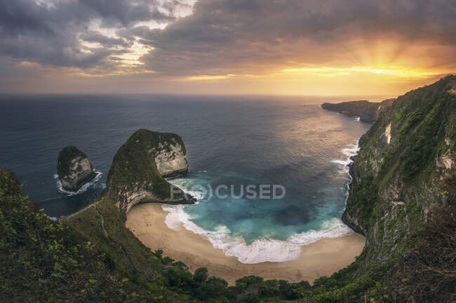 Incrível vista do pôr do sol do mar, falésias, a bela paisagem no oceano pacífico, praia de krabi, — Fotografia de Stock