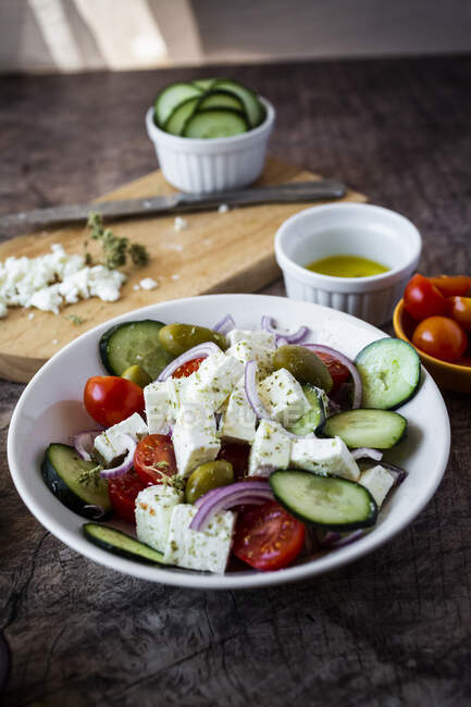 Bol de salade grecque prête-à-manger — Photo de stock