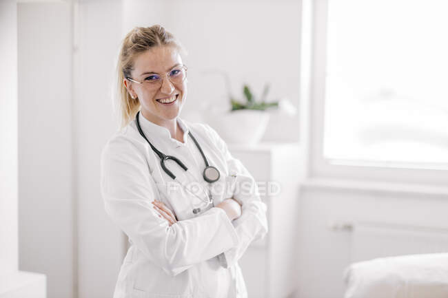 Porträt einer lächelnden Ärztin mit verschränkten Armen — Stockfoto