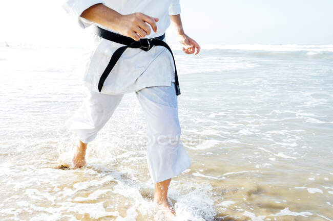 Uomo maturo che corre in mare durante la giornata di sole — Foto stock