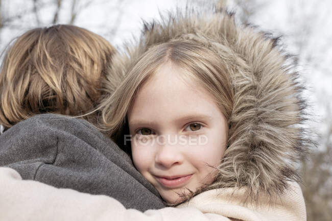 Ritratto ravvicinato di una ragazza sorridente che abbraccia il padre nella giornata di sole, Tarusa, Russia — Foto stock