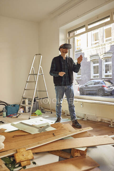 Man refurbishing shop location, using VR glasses — Stock Photo