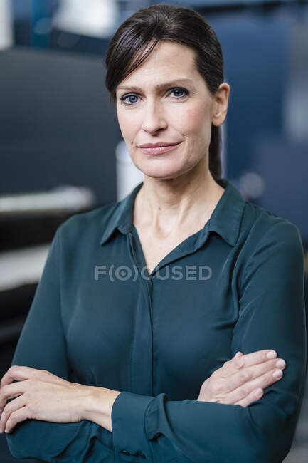 Retrato de una empresaria confiada en una fábrica - foto de stock