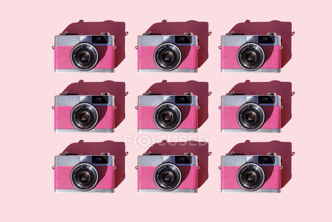 Modèle de rangées de caméras analogiques vintage — Photo de stock