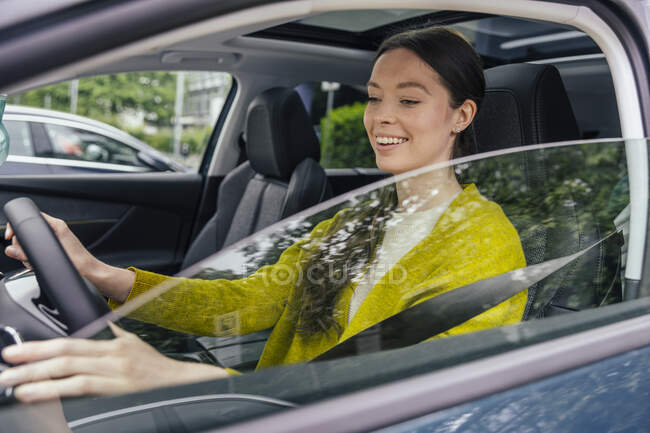 Portrait of smiling woman with driving car — Stock Photo