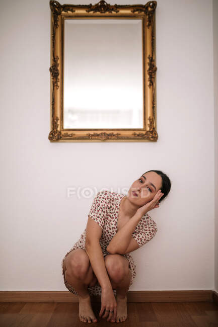 Ballerine dansant sous miroir classique sur le mur à la maison — Photo de stock