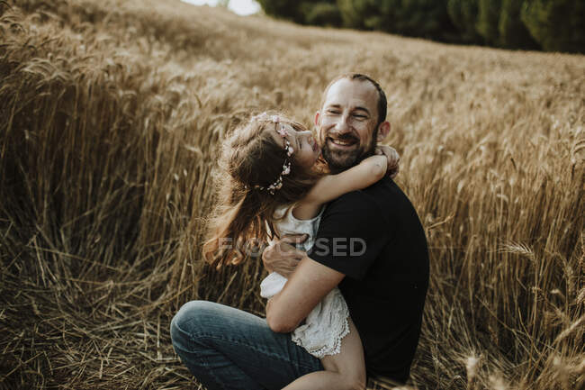 Дочка проводить щасливий момент зі своїм батьком на пшеничній фермі — стокове фото