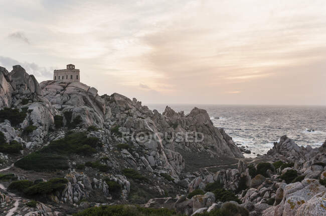 Veduta del faro al crepuscolo, Capo Testa, Sardegna, Italia — Foto stock
