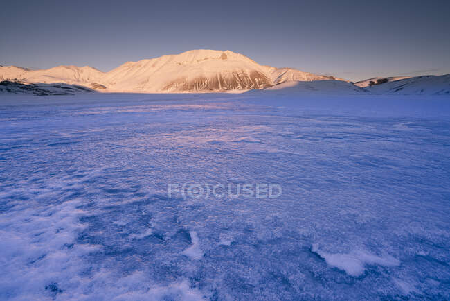 Piano Grande di Castelluccio di Norcia altopiano e Vettore in inverno, Umbria, Italia — Foto stock