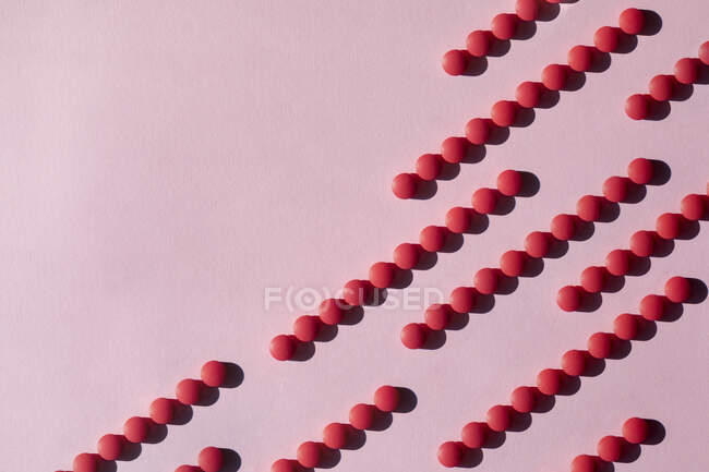 Studioaufnahme von Reihen roter Pillen — Stockfoto