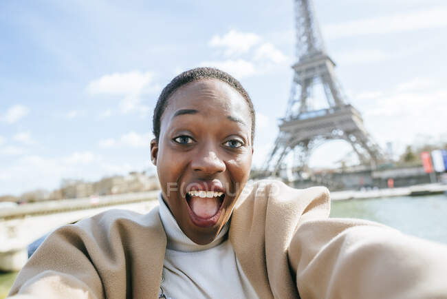 Donna scioccata che si fa selfie con la Torre Eiffel sullo sfondo, Parigi, Francia — Foto stock